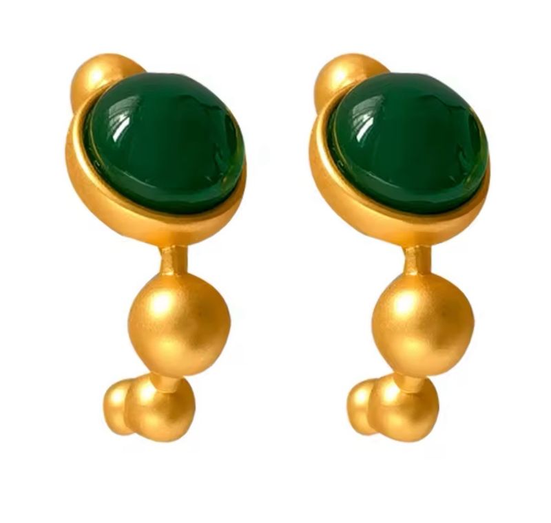 Argollas doradas con piedra verde