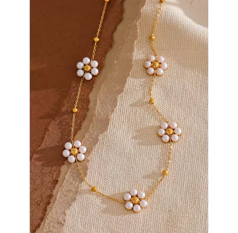 Flowers Pearl Necklace