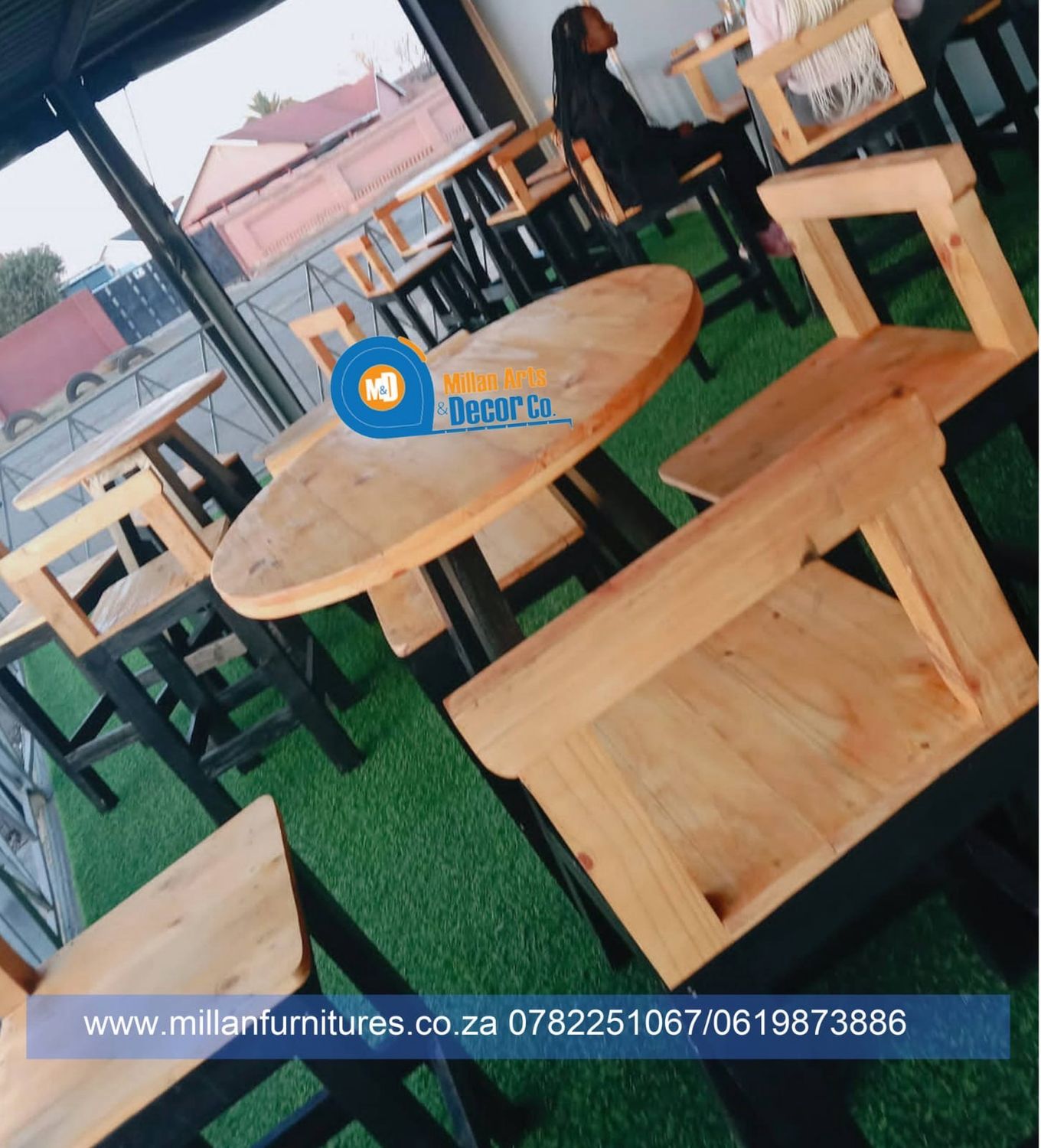 Great Cocktails table &amp; stools( with backrests)