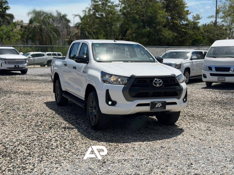 Toyota Hilux Sr 2025