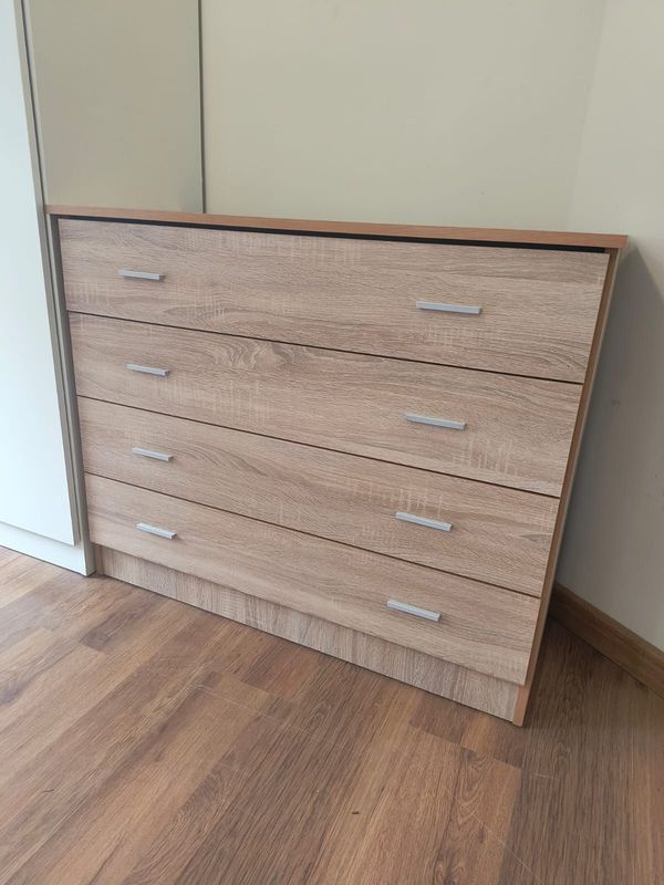 COMODA 4 CAJONES CAMBRIAN