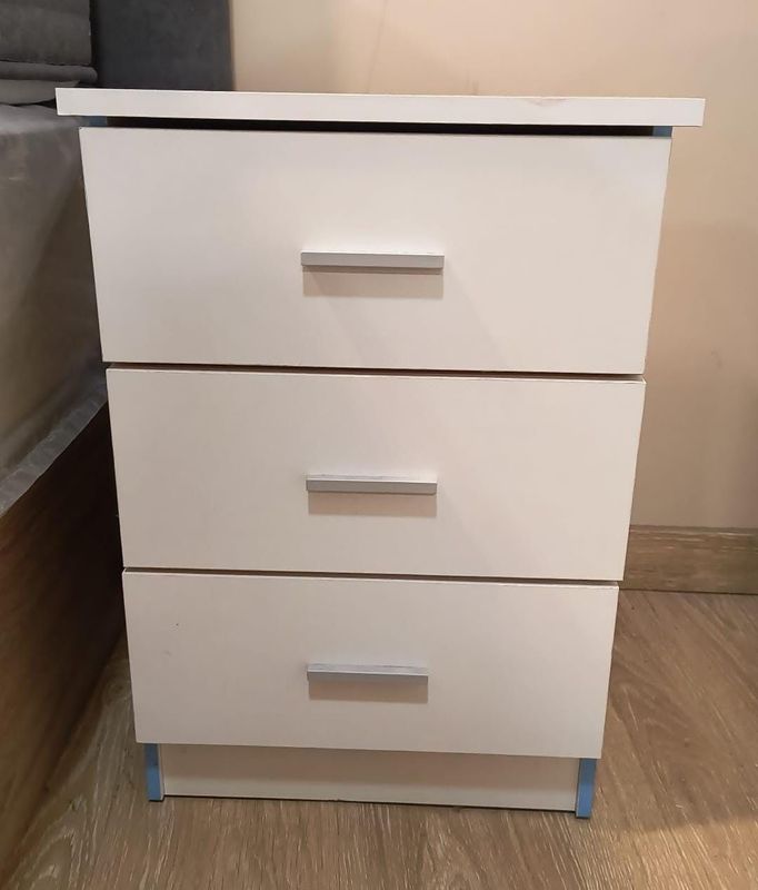 MESITA DE NOCHE BLANCA