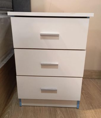 MESITA DE NOCHE BLANCA