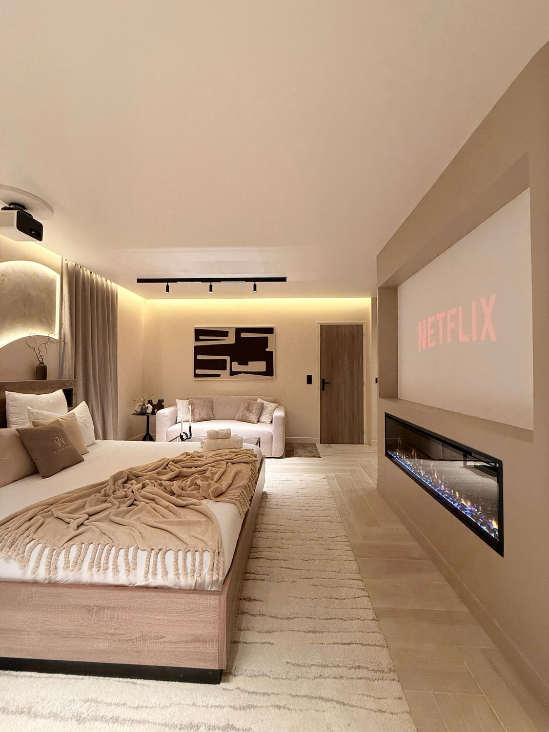 Glam Balloons x Romance Suite