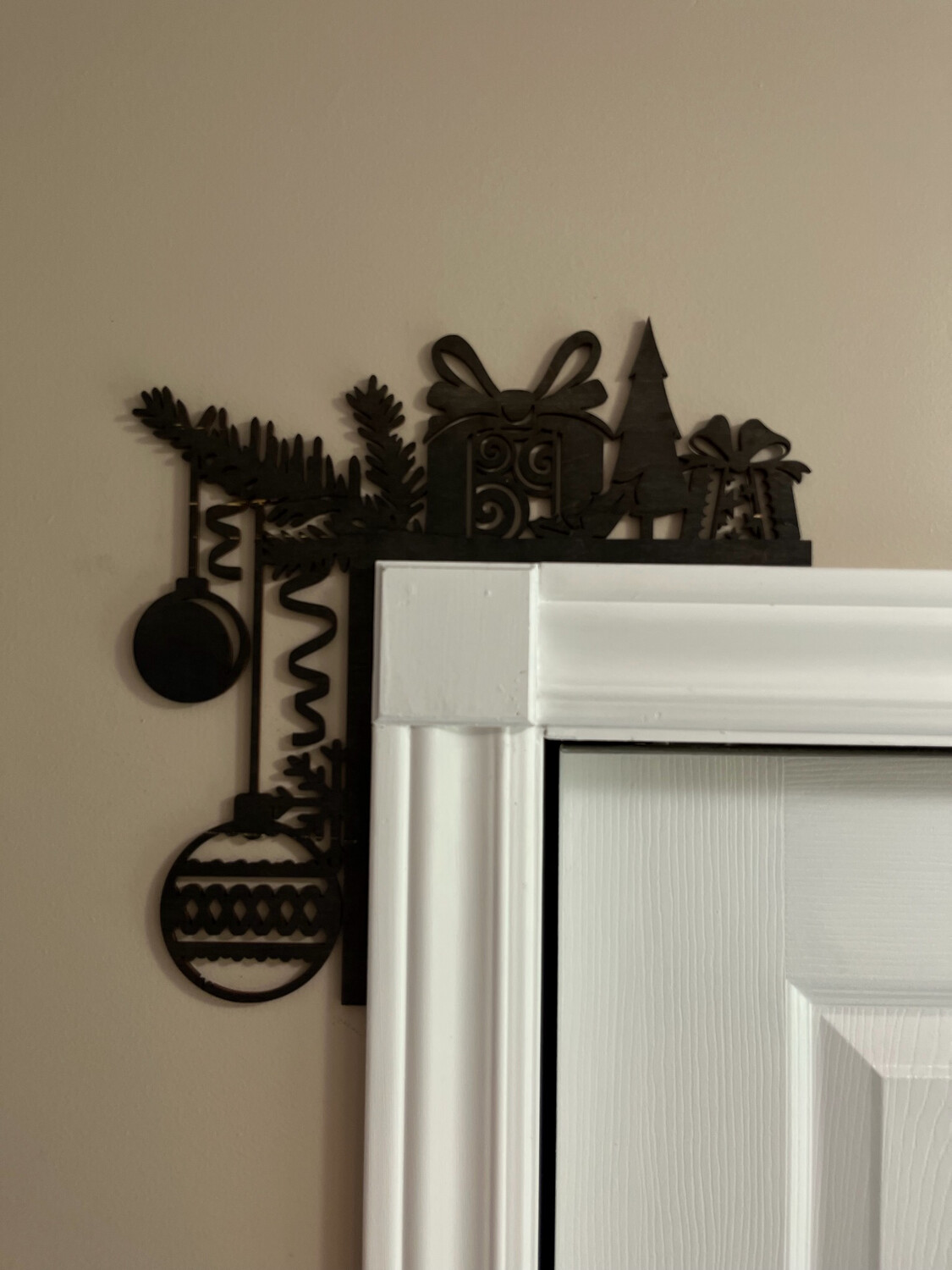 Present And Christmas Balls Trim Corner