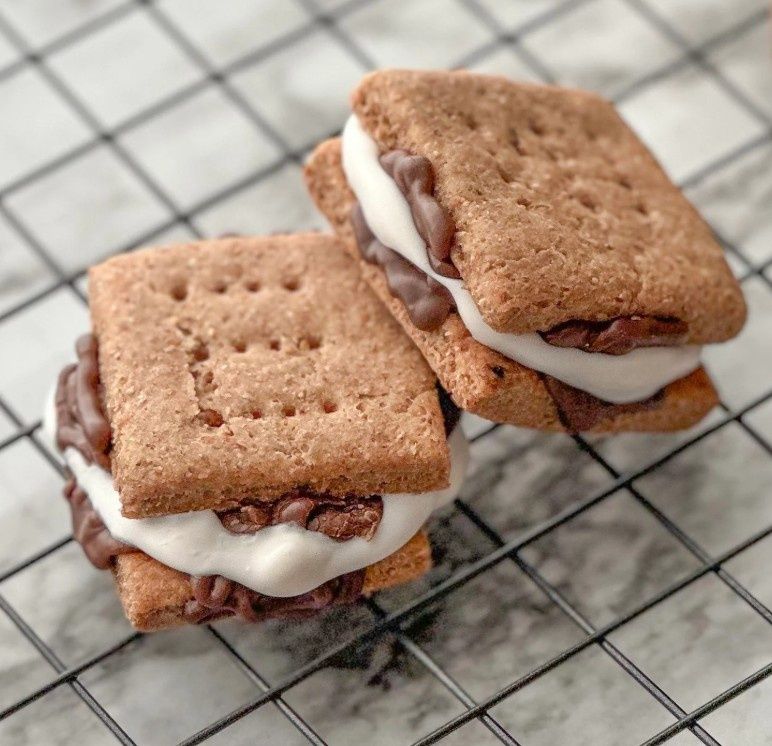 S&#39;more Peanut Butter Dog Cookie Treat