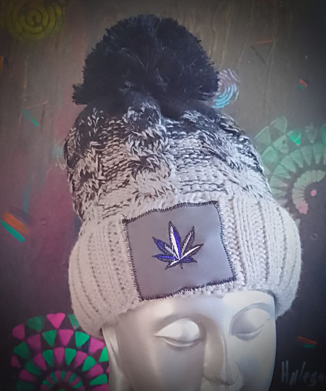 Strickmütze mit Bommel Grau