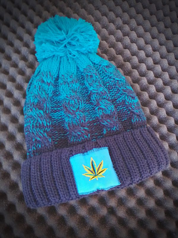 Strickmütze mit Bommel Blau