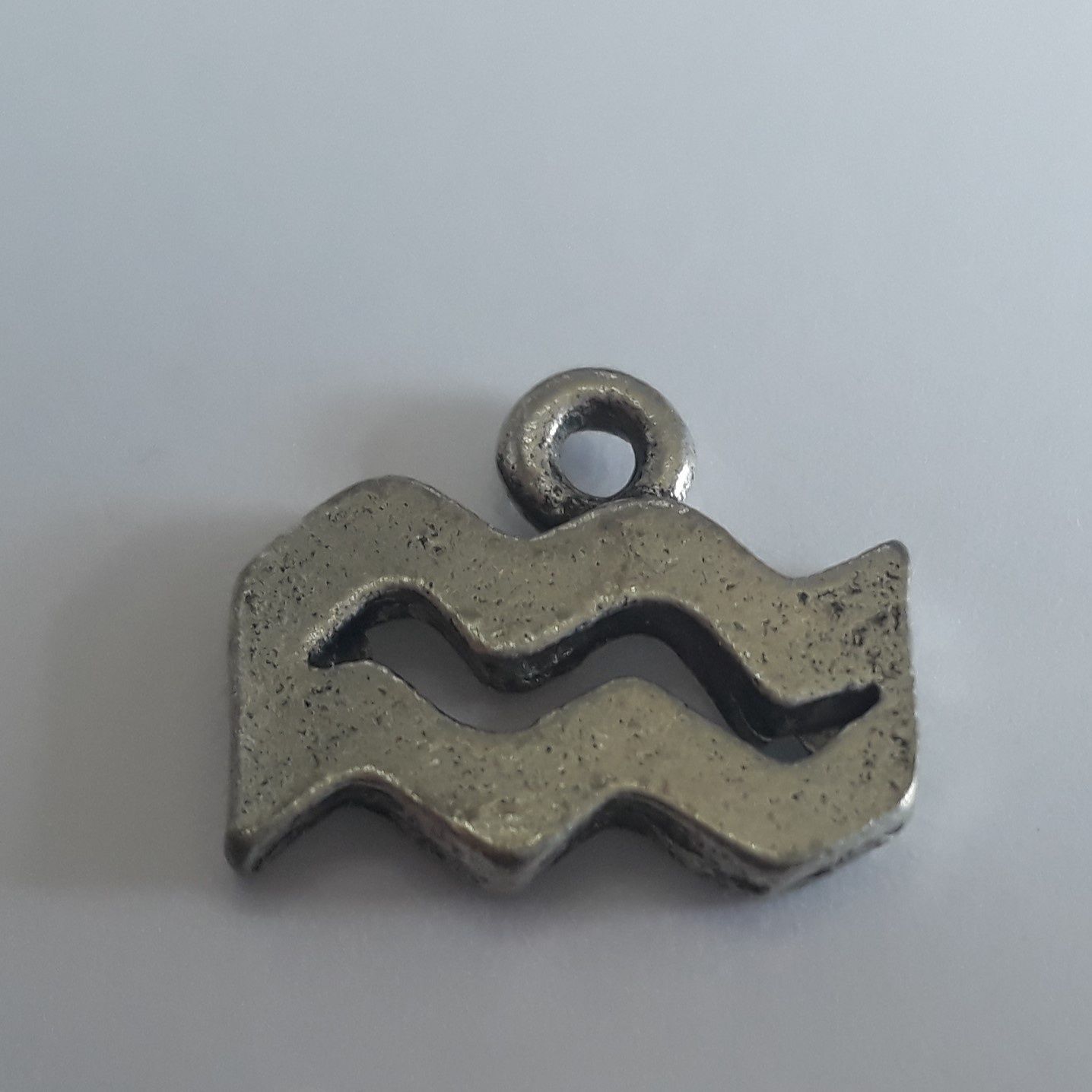 Aquarius Charm - Silver 15mm (Jan 20 - Feb 18)