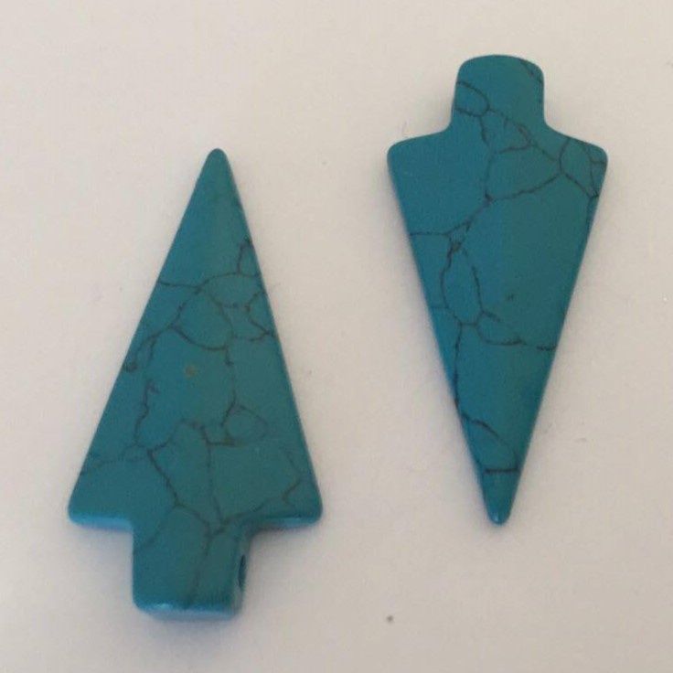 Howlite Arrow - Blue 34x20mm