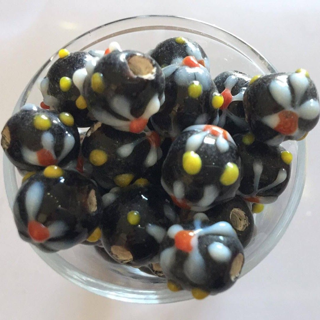 Javanese Round - Black Daisy 10mm