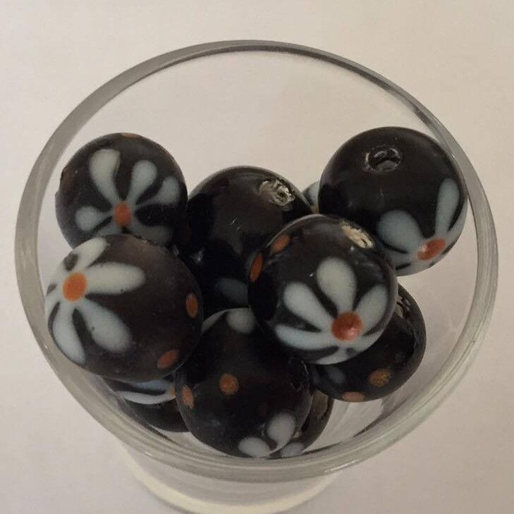 Javanese Glass - Black &amp; White Daisy 13mm