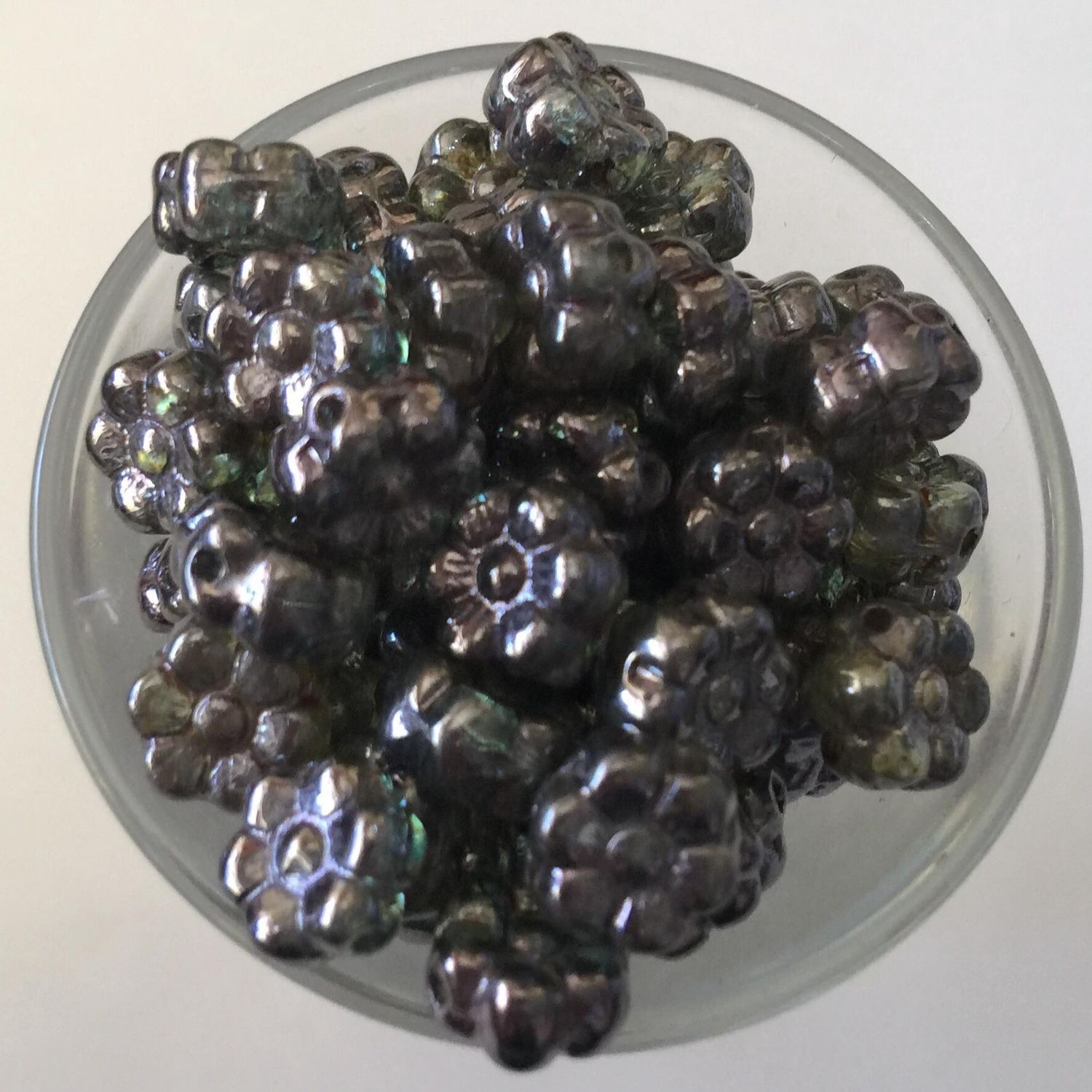 Czech Daisy - Green Speckle Lustre 8mm