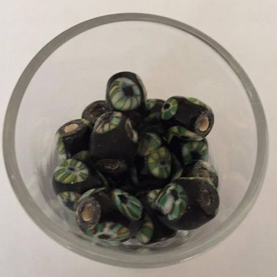 Javanese Glass - Black, Green Daisy 10mm