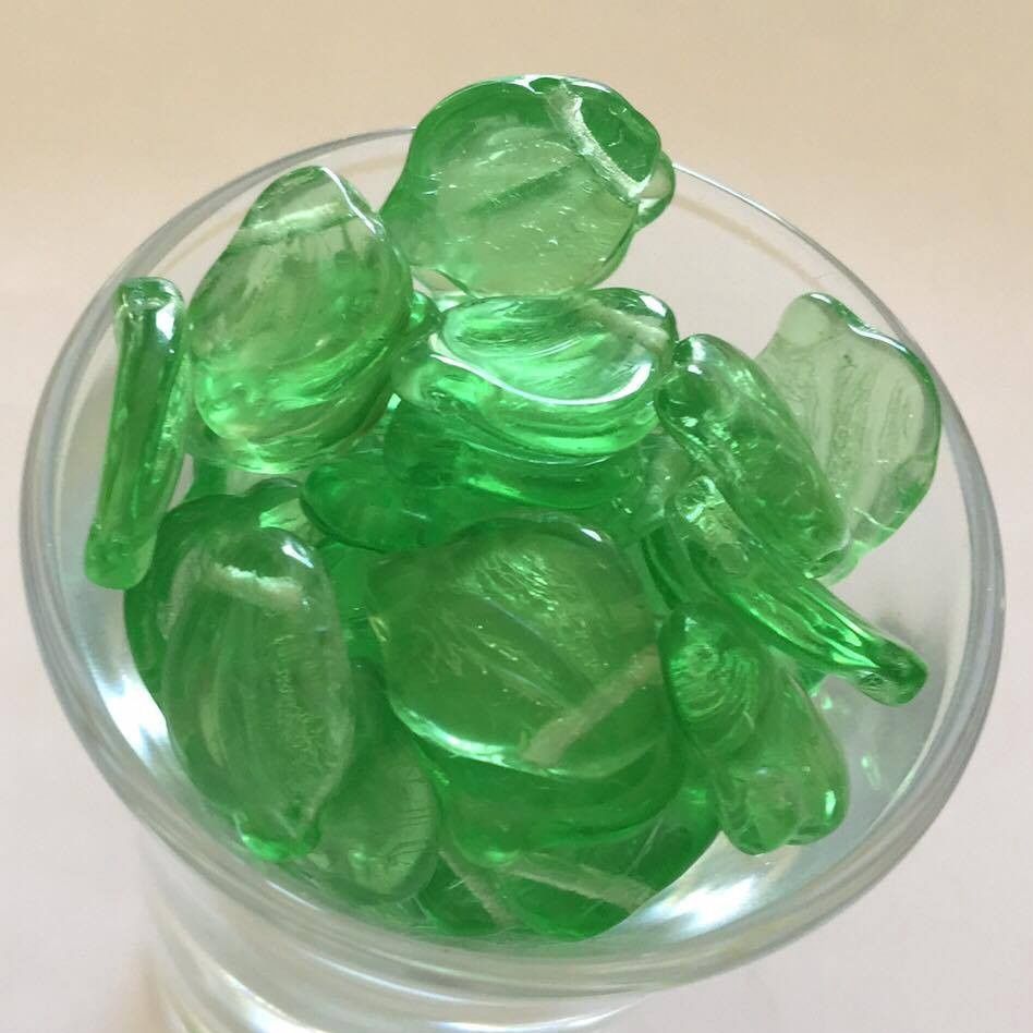 Czech Flat Leaf - Peridot 14mm