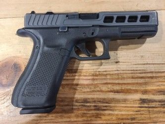 *USED* GLOCK 17 GEN 5 4.5" 9MM PISTOL, BLK/GRY, W/ 2 MAGS, HOLSTER, ORIGINAL CASE