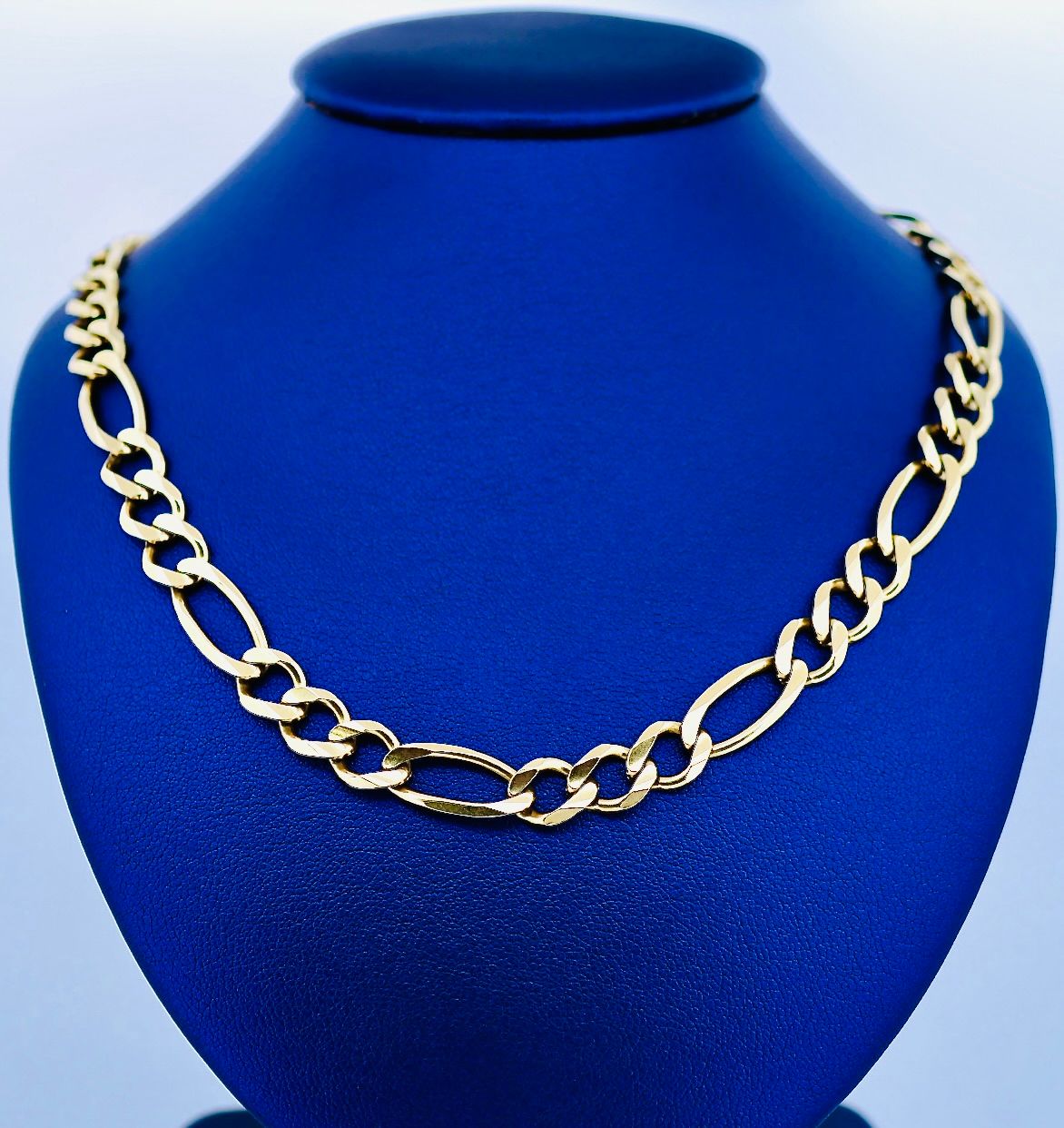 Cadena Figaro 10k 
Dimensiones 22" x 7mm
Peso 33.5g
CA100011647