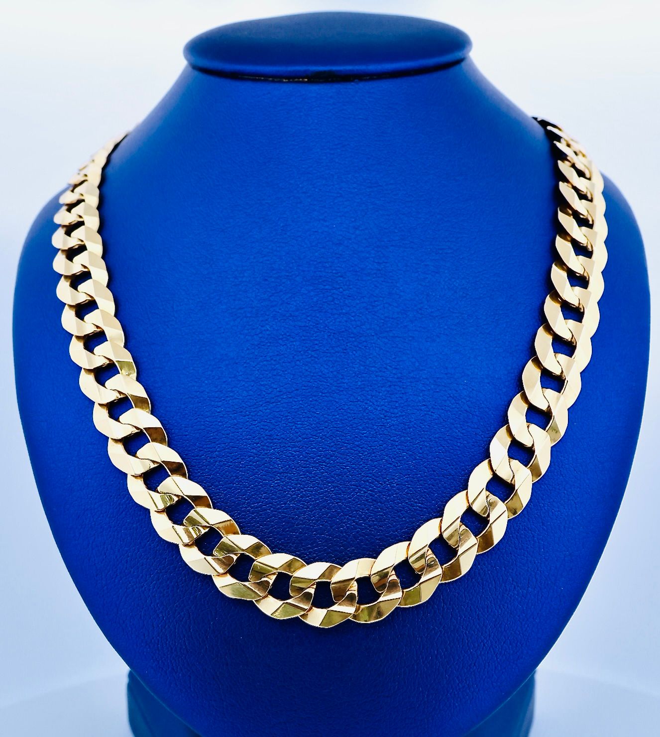 Cadena Corte Filo 10k 
Dimensiones 26" x 11mm
Peso 61.4g
DO100010461