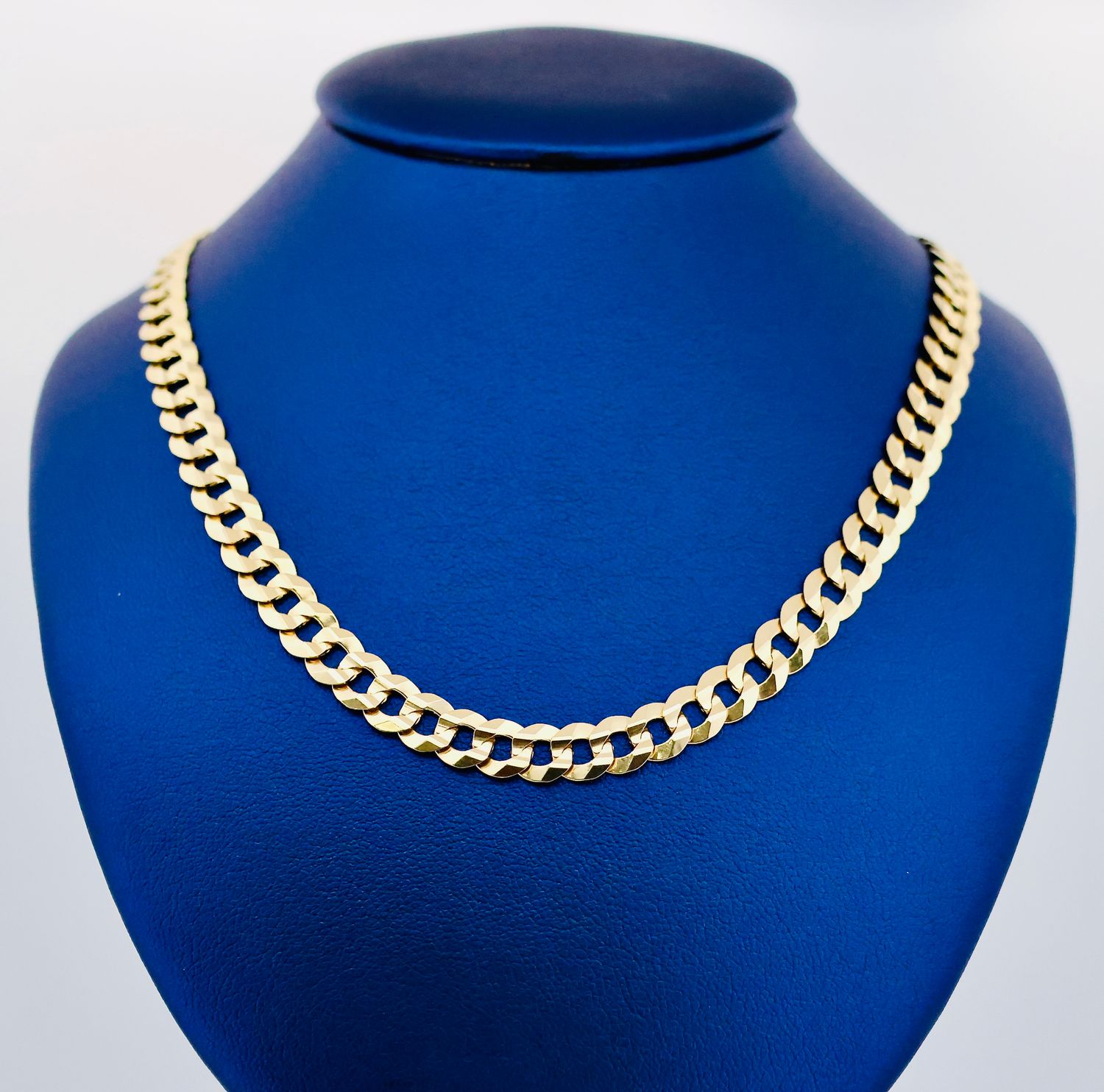 Cadena Corte Filo 10k 
Dimensiones 18" x 7mm
Peso 18.3g
DO1014514