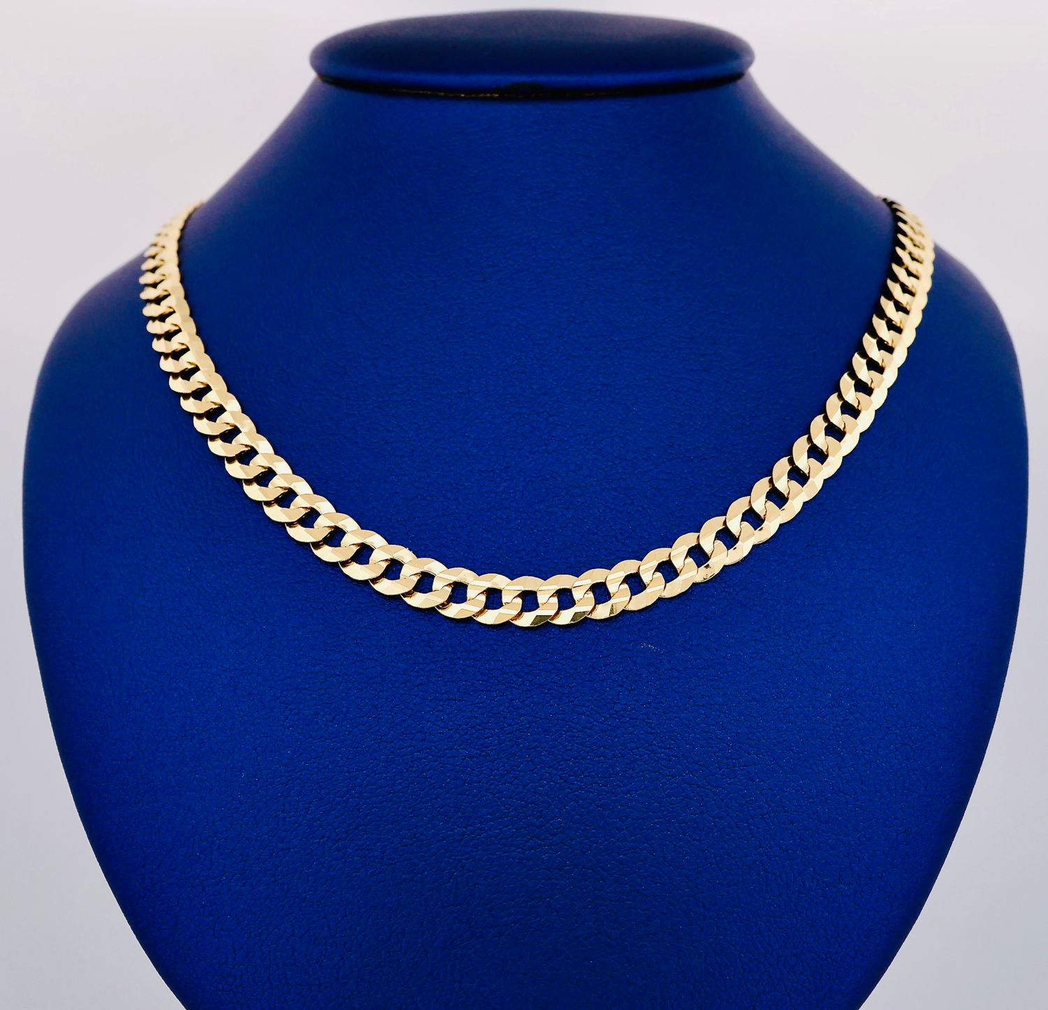 Cadena Corte Filo 10k 
Dimensiones 22" x 7mm
Peso 22.6g
DO1014760