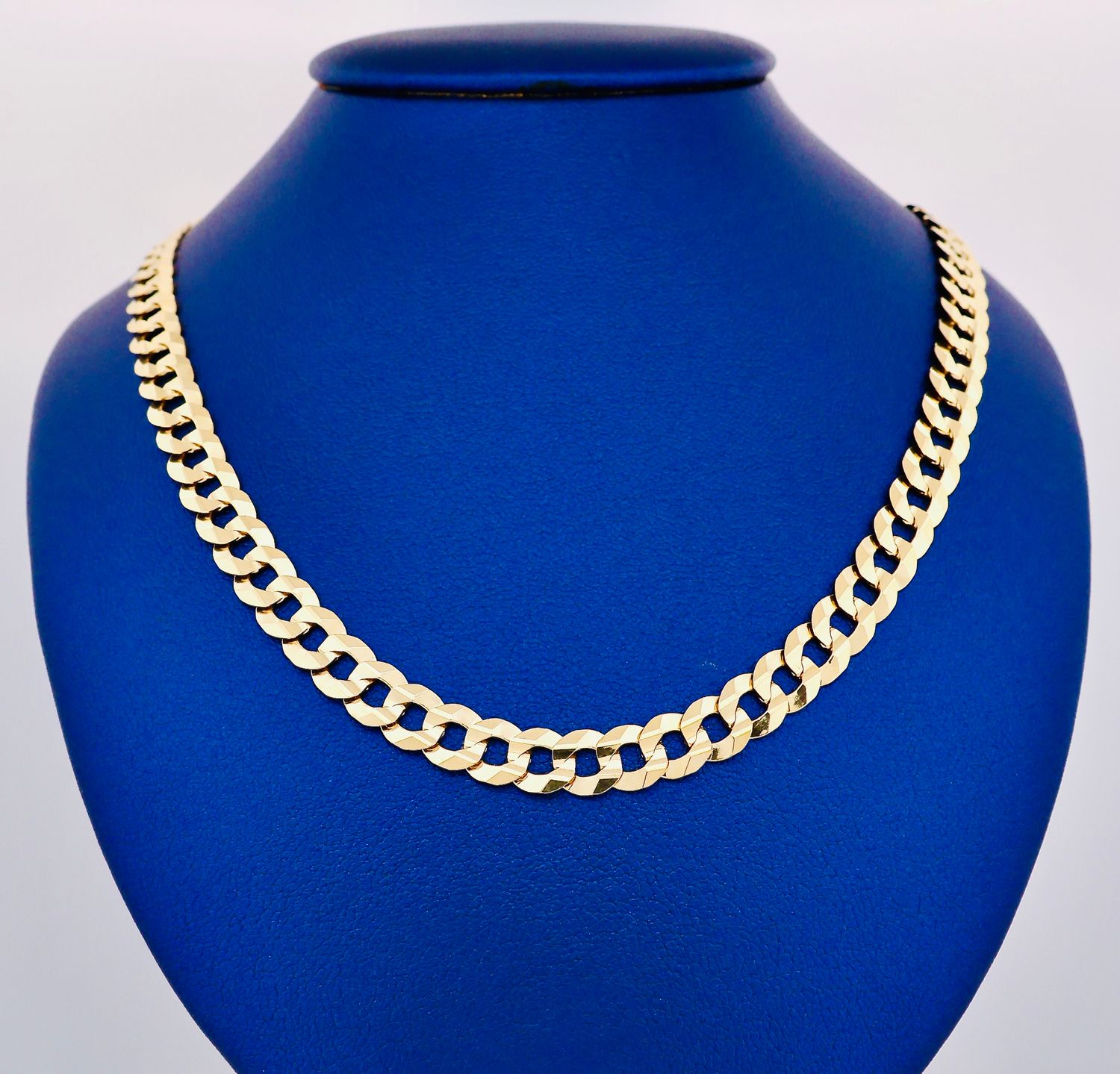 Cadena Corte Filo 10k 
Dimensiones 20" x 7mm
Peso 20.3g
DO1014515