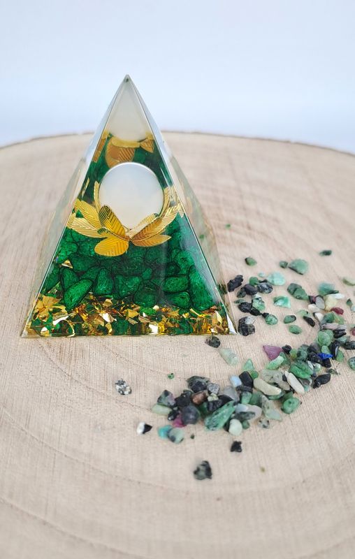 Orgonite Pyramide Jade et Opale