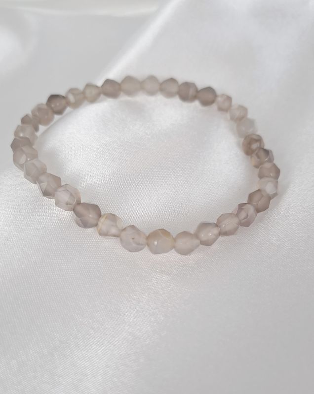 Bracelet Agate Grise perles facettées 6mm - Permet d'évacuer l'énergie refoulée