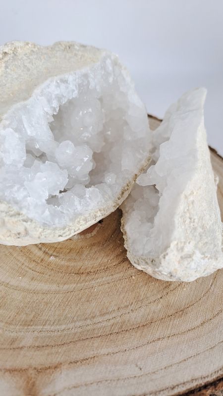 Géode entière Cristal de Roche - Élimine la négativité, rechargement des autres cristaux-480g