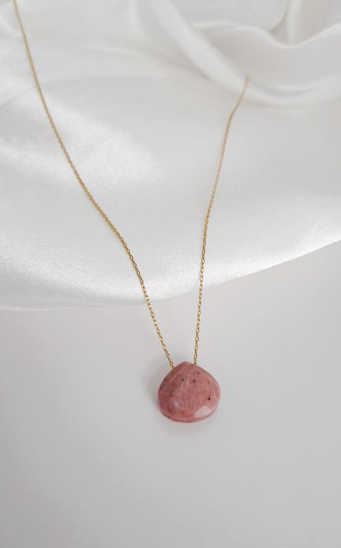 Collier et pendentif en Rhodonite - Acier inoxydable doré - Apaisement et équilibre