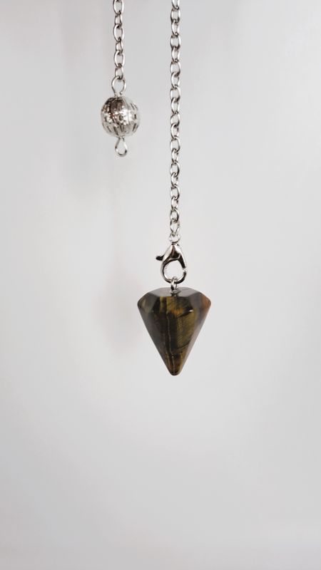 Pendule en Œil de tigre facetté - Force et clarté intérieure