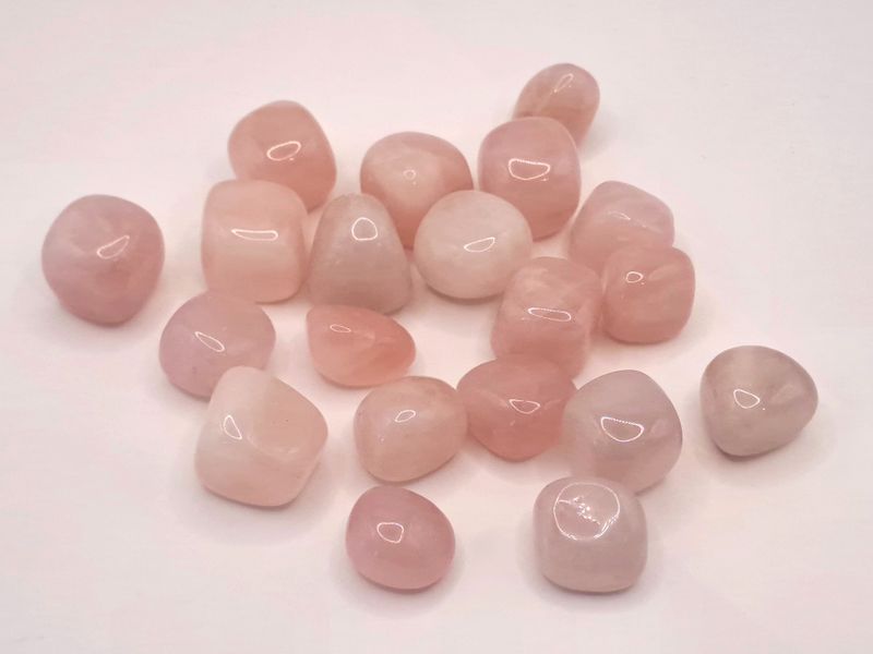 Pierre roulée Quartz rose : Apaisante, amplifie l’énergie et les qualités féminines