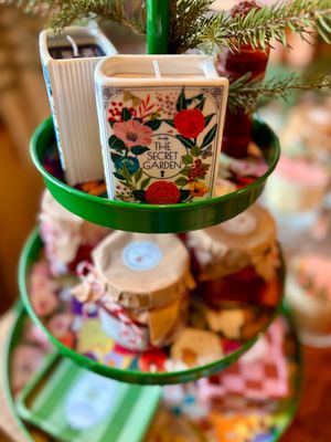 Bougie Livre – Le Jardin Secret (Jasmine &amp; Cedar Wood)