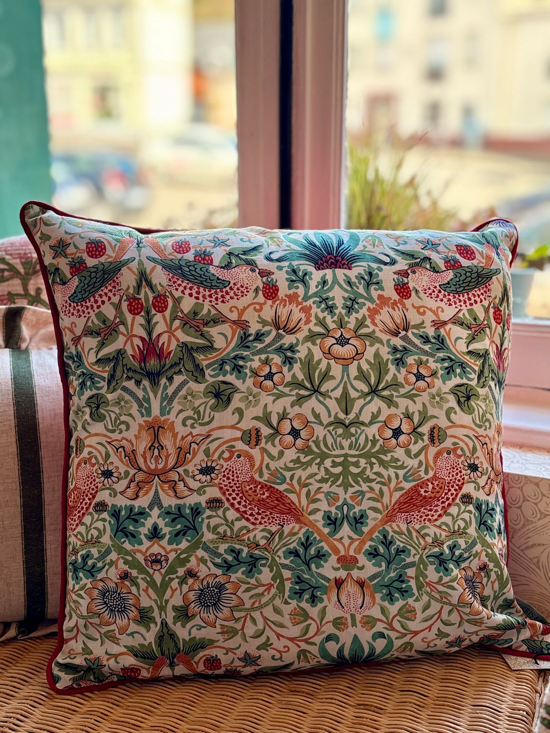 Coussin Strawberry Thief – intérieur &amp; extérieur