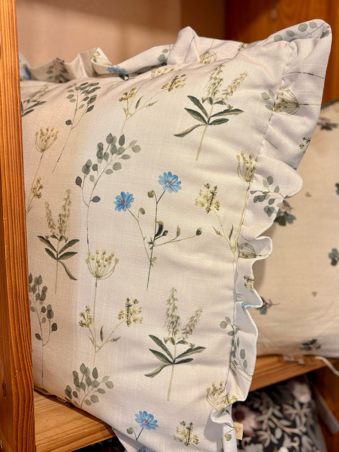 Coussin Ambrose — Meadow Ruffle Floral