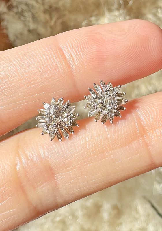 0.50ct  Bigger Baguette Flower Earring