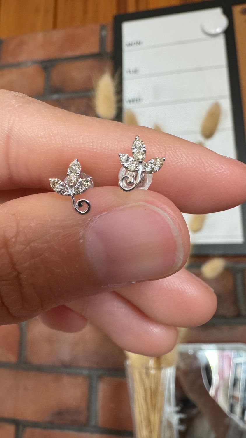 0.20 ct Maple Leaf Stud WG