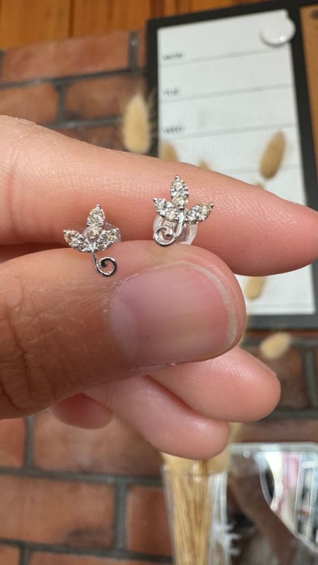 0.20 ct Maple Leaf Stud WG