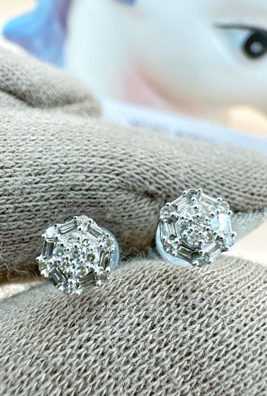 o.20 ct Hexagon Cluster Stud WG