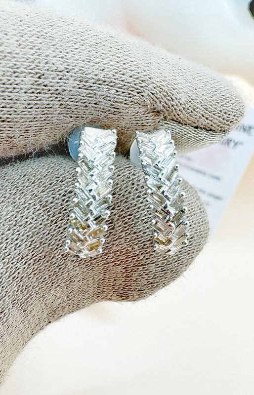 0.40 ct Baguette Half Loop stud WG