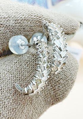 0.40 ct Baguette Half Loop stud WG