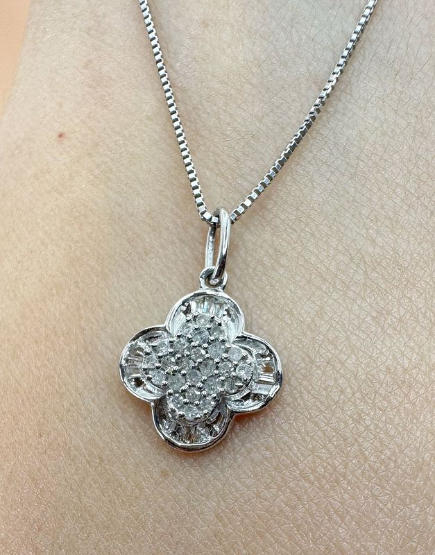 0.15 ct Clover Pendant Wg