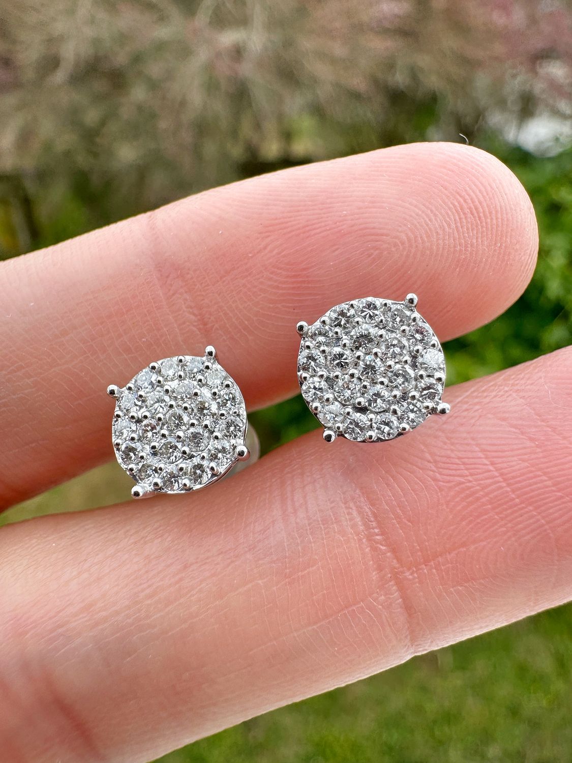 0.50 tcw Round stud 2ct face each wg