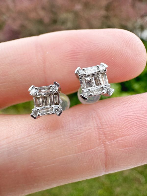 0.30 tcw Baguette Square Stud Thick Gallery Wg