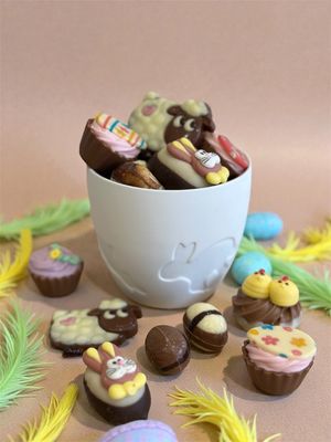 Theelichthouder Paashaas met Paasspecialiteiten - 275gr