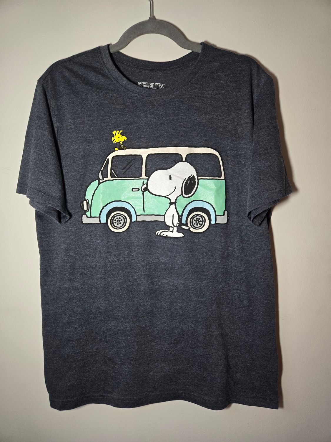 Peanuts Graphic T-Shirt with Woodstock, Snoopy and a car Men&#39;s Large (L) Blue/Grey - E