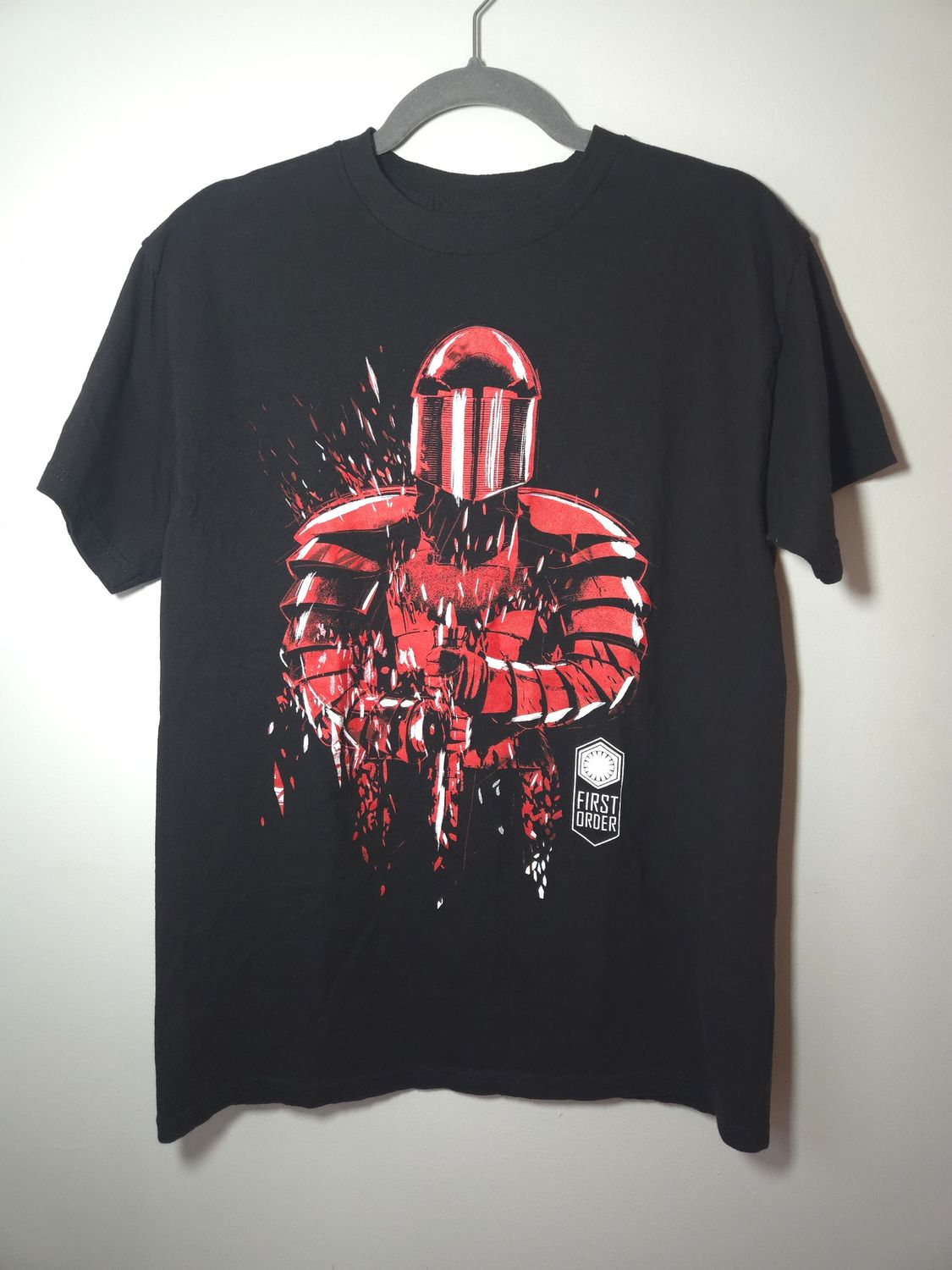 Star Wars: The Last Jedi Red Knight Portrait with First Order Emblem Men&#39;s Medium (M) T-Shirt - GU