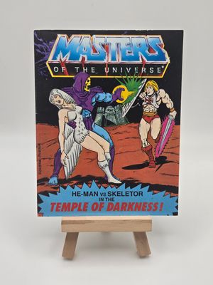 Gros plan sur la couverture de la bande dessinée vintage &#39;Musclor (He-Man) contre Skeletor dans le Temple des Ténèbres&#39; version anglaise de la série Les Maîtres de l&#39;Univers, mettant en évidence la Sorcière kidnappée par Skeletor et He-Man courant à leur poursuite.