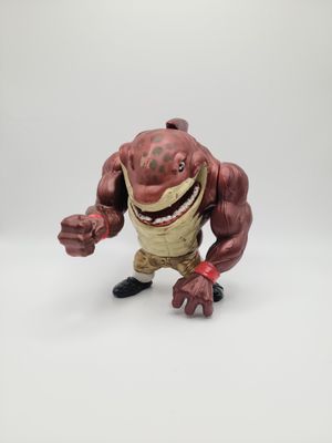 Vue frontale de la figurine Big Slammu (bracelet rouge) Street Sharks de 1994 fabriquée par Mattel, debout sur une surface plane.