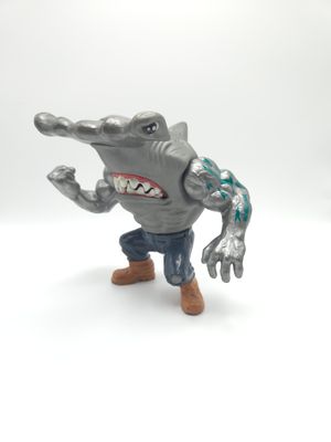 Vue de face de la figurine d&#39;action Jab Street Sharks de 1994 par Mattel. La figurine représente un personnage de requin-marteau musclé portant un jean et des bottes marron, prêt à l&#39;action.