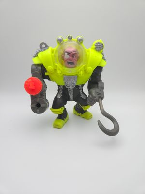 Vue de face de la figurine vintage Dr. Piranoid de Street Sharks dans un casque jaune néon et un costume gris, tenant un crochet et une arme projectile rouge, les expressions faciales visibles à travers le casque.